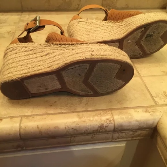 Marc Fisher Annie Perforated Wedge Sz 8.5 - Picture 7 of 8